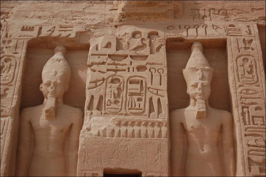 <i><b>Abu Simbel-019</b></i>